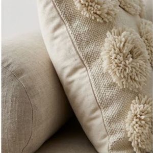 Coussin décoratif carré capitonné crème style bohème avec pompons, en promotion - Product Image 6