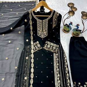 Conjunto de Traje de Georgette con Piel Sintética de Zorro de Diseño Exclusivo y Dupatta a Juego - Hermoso Atuendo Étnico para Fiestas para Mujer - Product Image 2