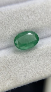 Esmeralda Zambiana Natural Certificada, Corte Ovalado, con Buen Brillo, Gema Suelta para Joyería, 1.53 Quilates - Product Image 2