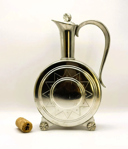 Carafe à eau en métal poli brillant, faite à la main, design personnalisé, avec pieds en forme de roue, pour la maison et la cuisine - Product Image 2