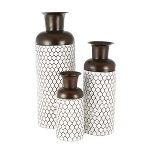 Juego de 3 Jarrones Modernos de Metal Blancos con Patrón de Malla Marrón, Hechos a Mano, Decorativos para Mesa, para Diseño de Interiores del Hogar - Product Image 3