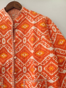 Veste matelassée en coton réversible faite à la main, imprimé indien et motif floral bohème, pour l'hiver et l'été - Product Image 2