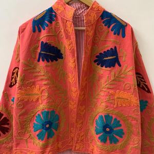 Chaqueta Suzani Hecha a Mano de Estilo Vintage Indio, Chaqueta Bordada de Algodón Transpirable y Resistente al Viento con Diseño Floral - Product Image 1