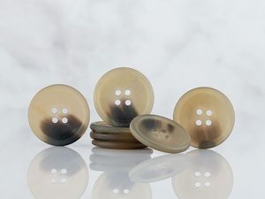 Boutons ronds artisanaux naturels polis, deux ou quatre trous, boutons de couture couleur noyer, attaches décoratives DIY pour vêtements - Product Image 3