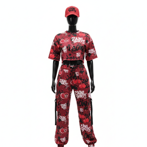 Conjunto de mujer con camiseta corta de algodón, poliéster y spandex de alta calidad y pantalones deportivos cargo con estampado urbano rojo y logotipo personalizado por sublimación. - Product Image 2