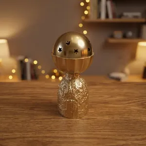 Brûle-encens en métal doré avec base texturée et dessus sphérique découpé en étoiles, parfait pour une ambiance chaleureuse et une décoration essentielle. - Product Image 6