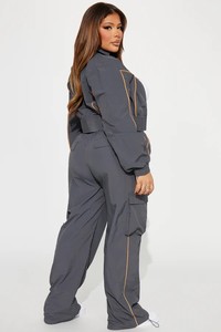 Conjunto Deportivo Impermeable Gris Unisex con Ribete Naranja, Pantalones Cargo Largos y Sudadera con Cremallera, Ropa Deportiva para Otoño - Product Image 5