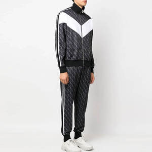 Ensemble deux pièces pour homme avec imprimé monogramme, veste zippée et pantalon de survêtement, style streetwear d'hiver, avec empiècements chevron et doublure polaire, vêtements de sport - Product Image 4