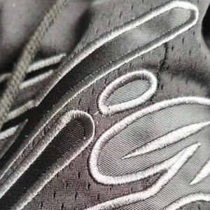 กางเกงขาสั้นตาข่ายดีไซน์เนอร์สำหรับผู้ชาย ปักลายหนักแน่น - Product Image 2