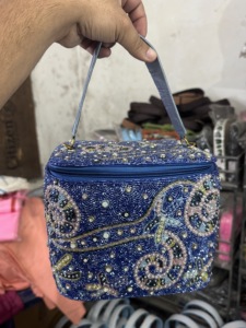 Sac messager léger et grande capacité pour femme, style bohème moderne indien, brodé et perlé, fait main, idéal pour les soirées d'été - Product Image 4