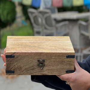 Caja de Almacenamiento para Relojes y Piezas de Ajedrez Hecha a Mano en India, de Madera de Acacia, Pulida con Cuidado, Estilo Blossom Craft India - Product Image 3