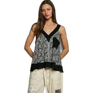 Camiseta sin mangas con cuello en V y bolsillo frontal POL Floral - Product Image 1