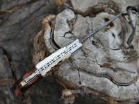Couteau pliant artisanal en acier damas, manche en corne et bois, avec étui en cuir