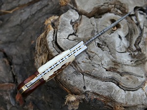 Cuchillo plegable hecho a mano en acero de Damasco con mango de cuerno y madera, con funda de cuero. - Product Image 3