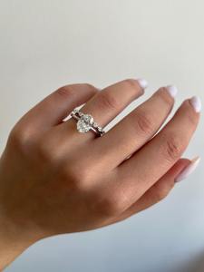 Ensemble de bague de fiançailles solitaire ovale de 2,50 carats en or 14 carats avec diamant de laboratoire et alliance de mariage en diamant marquise, certifié IGI - Product Image 5