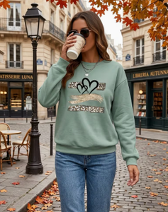 Sudadera de cuello redondo verde salvia para mujer, con hombros caídos, manga larga, estampado de leopardo y corazones, estilo casual. - Product Image 5