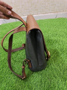 Sac à dos unisexe de luxe personnalisé en cuir véritable bicolore léger avec cadre externe et bandoulière antivol pour femme – Collection été - Product Image 2