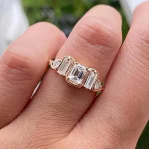 Anillo de Oro Amarillo de 14K con Cinco Piedras de Diamantes Cultivados en Laboratorio de 2.02CT con Corte Esmeralda y Diseño de Ola, Ideal como Regalo de Promesa de Matrimonio para Novias - Product Image 4