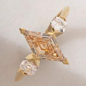 Anillo de compromiso vintage de moissanita con engaste de garra, tres piedras de corte cometa, diamantes laterales, punta en V cónica, para plata de ley 925 certificada - Product Image 1