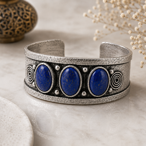 Brazalete Ovalado Unisex de Latón Chapado en Oro/Plata con Tres Piedras de Lapislázuli Estilo Vintage Hecho a Mano de Blue Empire - Product Image 4