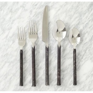 ชุดช้อนส้อมสแตนเลสแบบด้าน 5 ชิ้น ขายส่งจากโรงงาน ชุดอุปกรณ์บนโต๊ะอาหารสำหรับงานแต่งงาน - Product Image 5