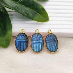Colgante de labradorita tallada a mano con forma de escarabajo, chapado en oro, dijes tallados de mariquita de labradorita azul, proveedores de joyería - Product Image 1