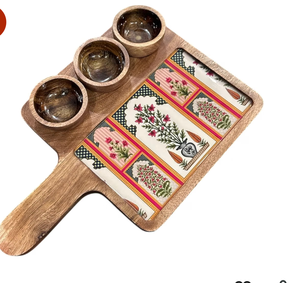 Plateau de service en bois fait main avec 3 bols à motif floral pour apéritifs et collations de fête - Product Image 1