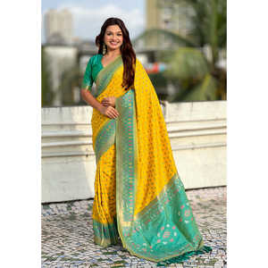 Sari Patola en soie douce jaune tissée Zari Elite Weaves avec des tissages Bandhani contrastants, vêtements indiens et pakistanais - Product Image 1