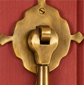 Sonnette de porte Heritage Drop Bar en or brossé avec plaque arrière décorative à quatre feuilles et quincaillerie d'entrée classique traditionnelle - Product Image 5