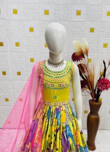 ชุดสาหรี่กะมีซปักลายสีเหลืองสำหรับเด็กผู้หญิงจาก NiMa Creations พร้อมกระโปรงสีชมพู ชุดแต่งงานแบบอินเดียดั้งเดิม ผ้าไหม ความยาวระดับเข่า ทรงปกติ - Product Image 4