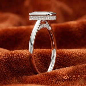 แหวนหมั้นหรูหราประดับมอสซาไนต์ทรงเหลี่ยมมรกตเงินแท้ 925 จาก Maed Jewels ของขวัญสำหรับผู้หญิงจากสหรัฐอเมริกา - Product Image 2