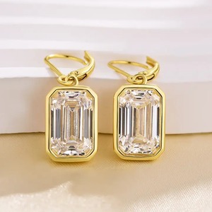 Boucles d'oreilles tendance pour femme en argent sterling plaqué or jaune 18 carats, serties de moissanite jaune spéciale taille émeraude, en vente - Product Image 2