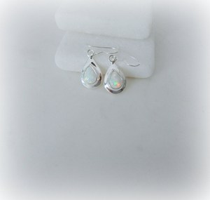 Boucles d'oreilles en opale blanche, argent sterling, opale scintillante, bijoux pierre de naissance d'octobre, cadeau élégant pour elle - Product Image 1