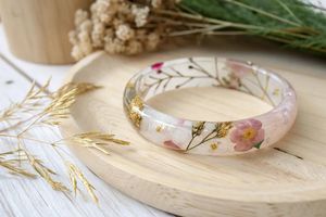 Bracelet en résine transparente de luxe avec un mélange de couleurs unique et un attrait esthétique moderne et design - Product Image 2