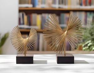 Escultura Metálica Espiral Radiante Dorada, Pieza Decorativa Perfecta para Decoración de Mesa de Sala de Estar y Estilo Moderno para el Hogar, de la India - Product Image 2