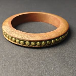 Bracelet en bois naturel fin fait main avec incrustation de perles discrètes - Bracelet en bois rustique simple - Accessoire à porter au quotidien - Product Image 5