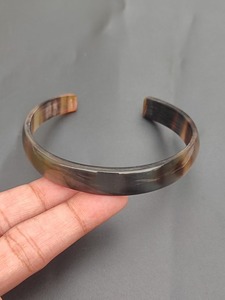 Bracelet manchette tendance en corne de buffle, large jonc en corne naturelle pour femmes recherchant des accessoires uniques - Product Image 5