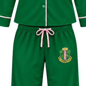 Conjunto de Pijama de Dos Piezas Verde para Mujer con Ribete Rosa en Contraste, Logotipo 1908 Bordado, Top con Cuello y Botones al Frente - Product Image 4