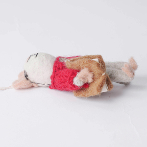 Jouet en peluche en feutre fait main en forme de souris avec un pull rouge tricoté et un ornement en forme de fromage - Product Image 2