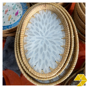 Bandeja de Ratán con Incrustaciones de Madreperla, Bandeja Decorativa Hecha a Mano para Interiores de Hogar de Lujo y Decoración de Mesa - Product Image 1