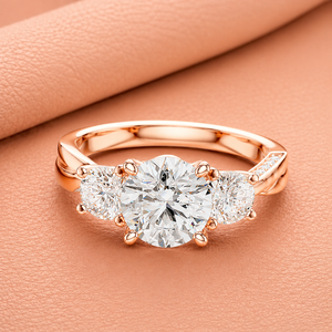 Bague de fiançailles de luxe en or rose massif 14 carats avec trois diamants ovales, halo caché et accents de diamants VVS1-VVS2 de clarté IGI - Product Image 1