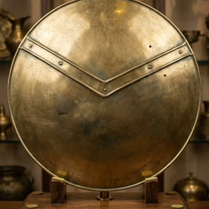 Escudo Histórico Helenístico Argivense, Escudo Espartano Griego Medieval de Latón con Base de Madera para Decoración del Hogar y Coleccionismo - Product Image 1