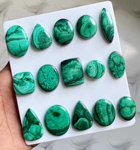 พลอยมาลาไคต์คุณภาพสูง MAHNAJ GEMS รูปทรงคุชชั่น ขนาด 10-20 มม. แบบหลวมๆ ไม่เจียระไน  ได้รับการประเมินจากผู้เชี่ยวชาญภายนอก - Product Image 2