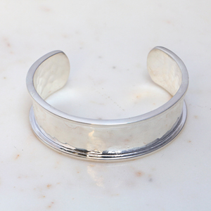 Brazalete de Latón Pulido Hecho a Mano - Brazalete Abierto Ajustable Minimalista para Hombre y Mujer - Joyería de Metal Martillado - Product Image 1