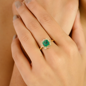 Impresionante Anillo Minimalista de Esmeraldas y Diamantes Engastados a Mano de Alta Calidad en Oro Amarillo Sólido de 18K, Joyería Apilable al por Mayor - Product Image 4