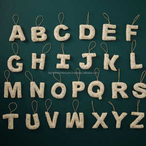 Adorno Navideño de Fieltro Hecho a Mano con la Letra C, Decoración Colgante Bordada en Blanco y Dorado para Árboles de Navidad y Regalos Personalizados - Product Image 6