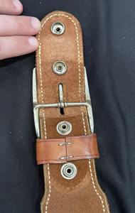 Cinturón de Cartuchos de Cuero de Grano Completo Hecho a Mano para Cazadores con Acabado Marrón Personalizado y Costuras Reforzadas - Product Image 5