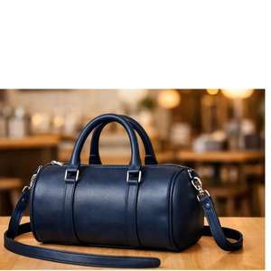 Este artículo es un bolso de hombro tipo hobo en forma de media luna para mujer, comúnmente hecho de cuero PU de alta calidad con cremallera metálica. - Product Image 3