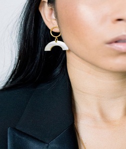 Boucles d'oreilles créoles en corne de buffle, écologiques, faites à la main, motif écaille de tortue, polies, artisanat naturel - Product Image 5