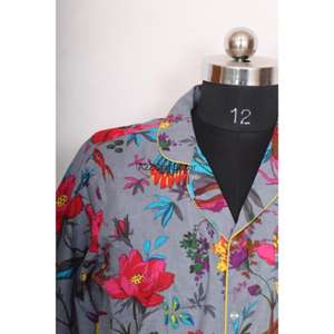 เดรสผู้หญิงผ้าฝ้ายพิมพ์ลายดอกไม้ ระบายอากาศได้ดี เป็นมิตรกับสิ่งแวดล้อม 100% แขน 3/4 คอวี ติดกระดุม พิมพ์ลายดิจิทัล ซักได้ ทรงเข้ารูป - Product Image 2